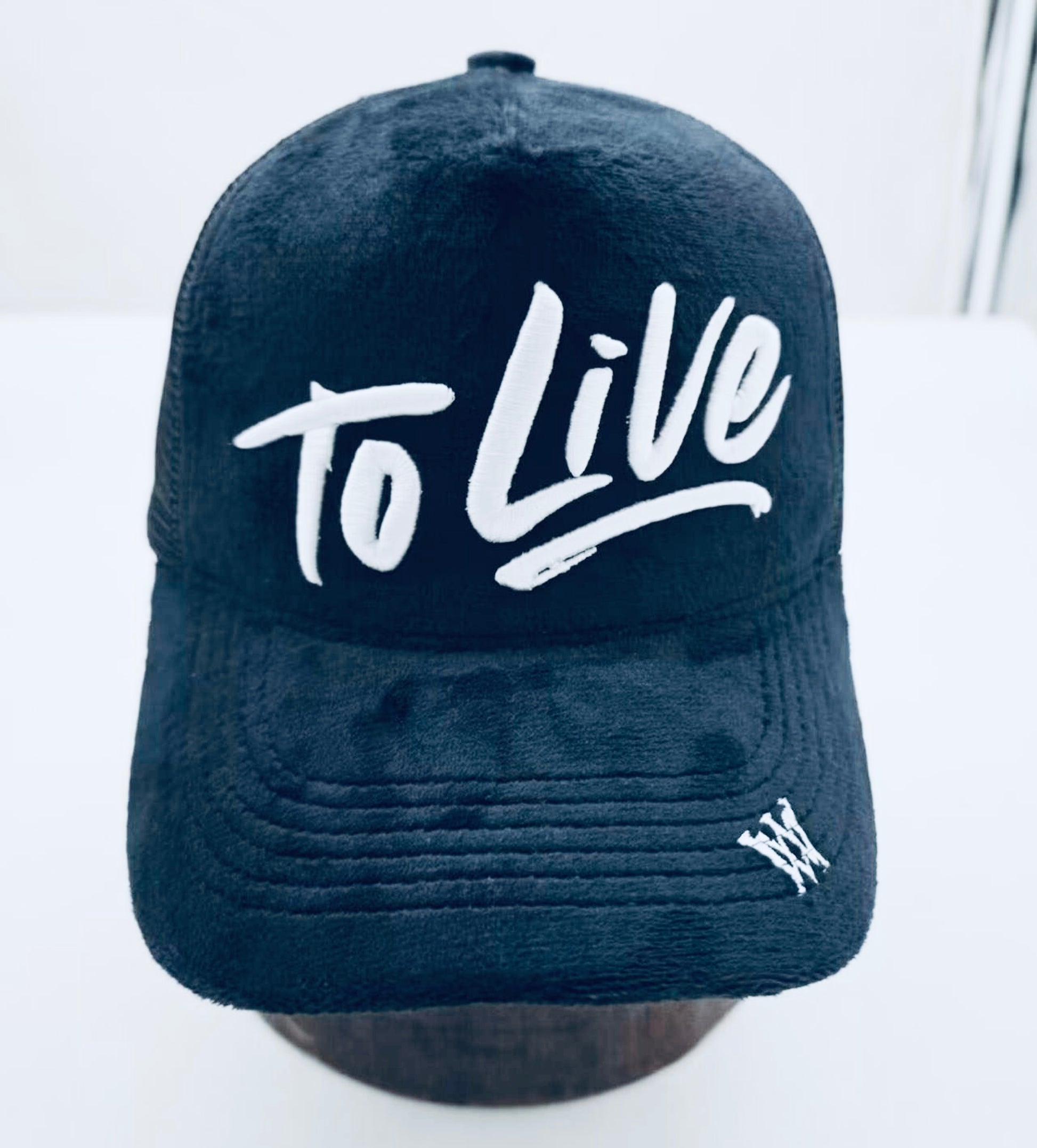 TO LIVE  Black/White